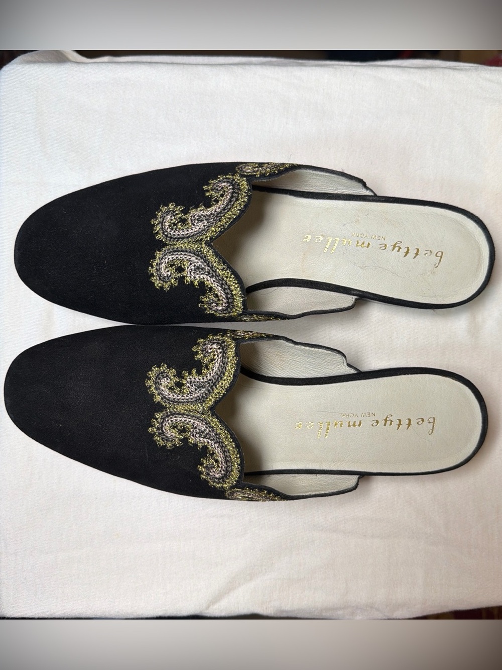 Bettye Muller NWOT Fortune Mule Slides size 9